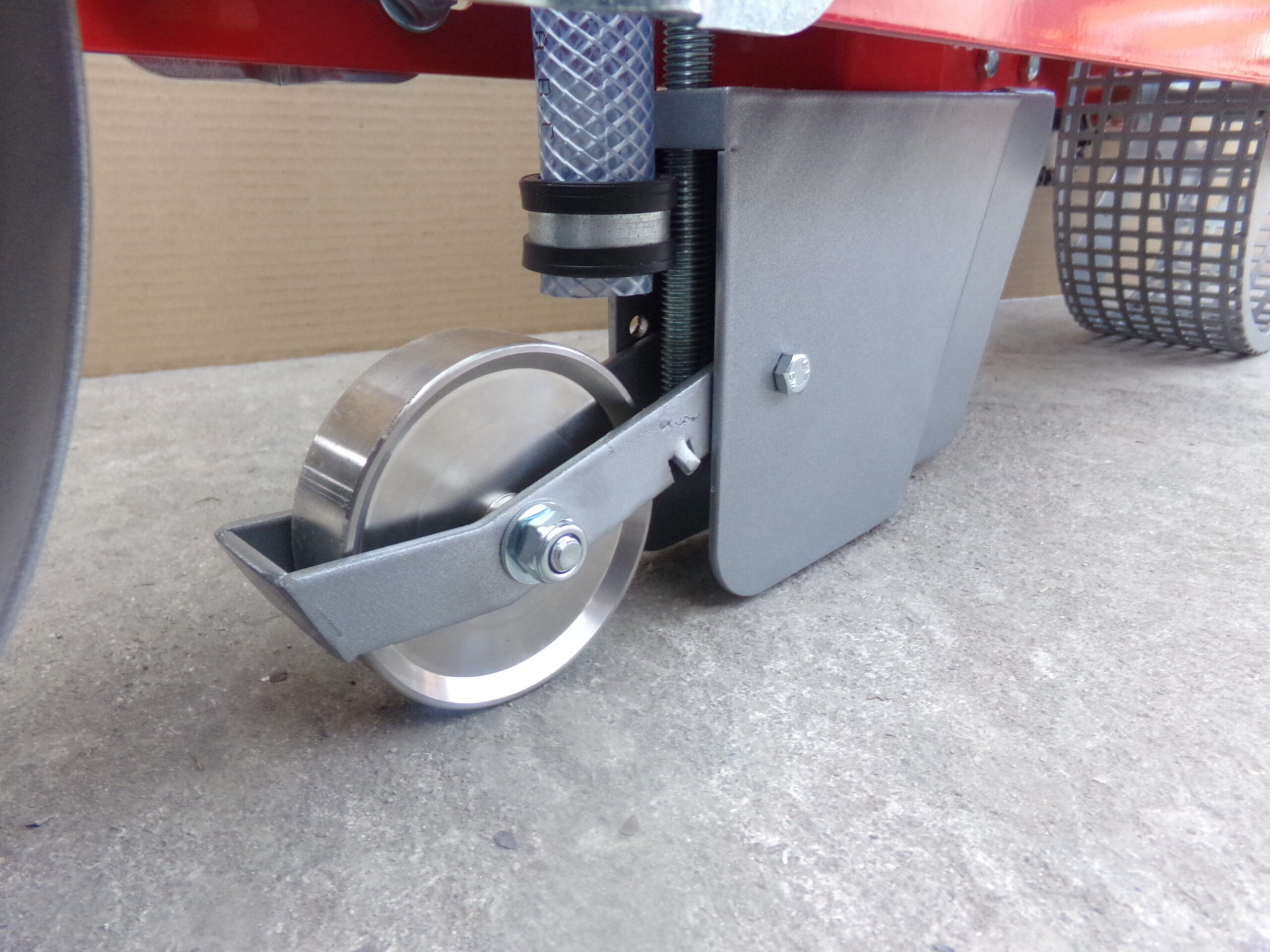 Roue de ré-appui pour semoir Ebra. Améliore le contact terre - graines en appuyant la graine dans la raie de semis, avant le recouvrement du sillon.