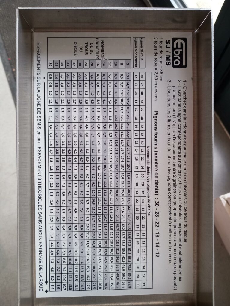 Semoir Ebra : tableau de réglage dans la trémie