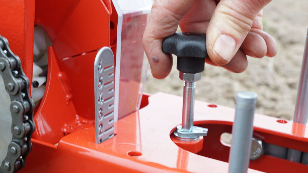 Semoir Ebra, réglage de la profondeur par vis